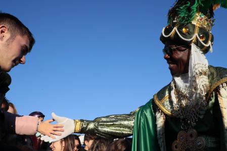 Los Reyes Magos saludan a su llegada al puerto de Valencia, este jueves