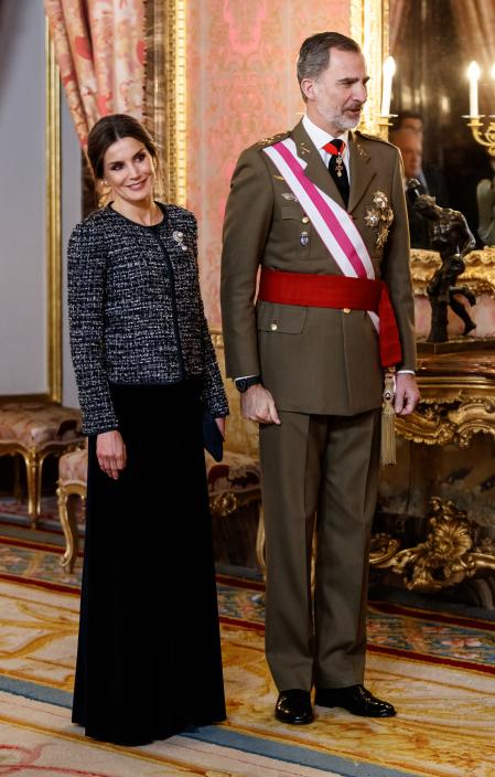 El Rey, junto con la reina Letizia, con falda de Varela y chaqueta de Emporio Armani, en la Pascua de 2019