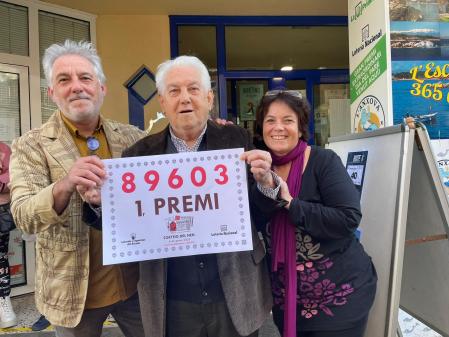 Celebración por todo lo alto en L'Escala (Girona) tras venderse en esta localidad el primer premio de la Lotería del Niño 2023
