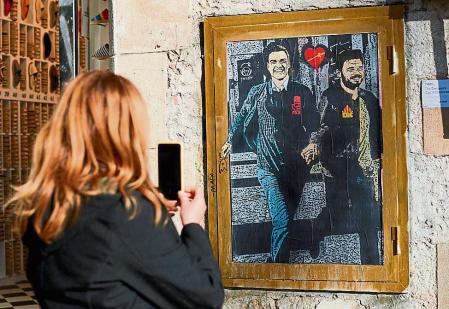 ESPAÑA INVESTIDURA:GRAFCAT9499. BARCELONA, 07/01/2020.- Una joven fotografía 