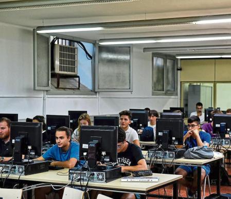 FOTO ALEX GARCIA AULA DE INFORMATICA DE LA FACULTAD DE MATEMATICAS DE LA UNIVERSIDAD DE BARCELONA. UB 2016/09/28