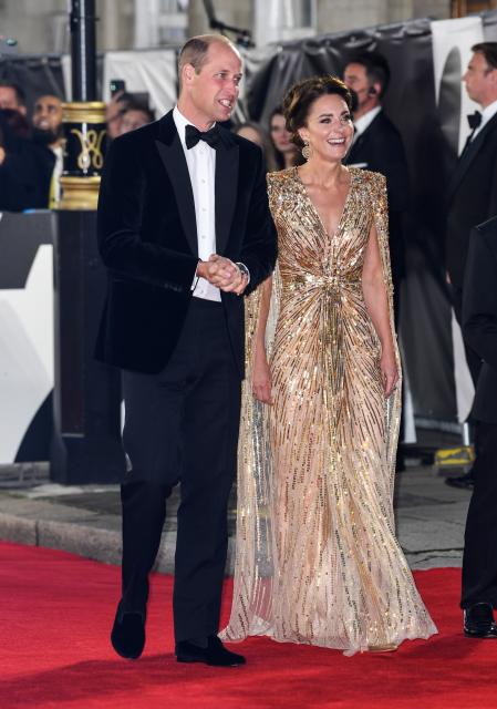 El príncipe William, duque de Cambridge, y Kate Middleton, duquesa de Cambridge, de Gran Bretaña, asisten al estreno mundial de la nueva película de James Bond 