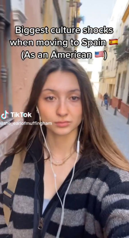 Una joven afincada en Sevilla ya se ha hecho viral algunas peculiaridades de la fiesta española