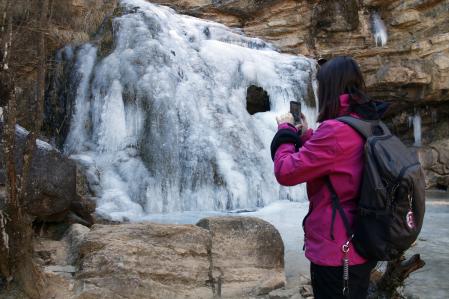 Una excursionista en el Torrent de la Cabana