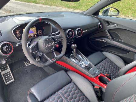 Habitáculo deportivo orientado a la conducción, presidido por el volante de Alcántara y piel&nbsp;