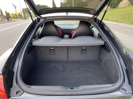 La capacidad del maletero, con 305 litros, es buena para dos personas&nbsp;