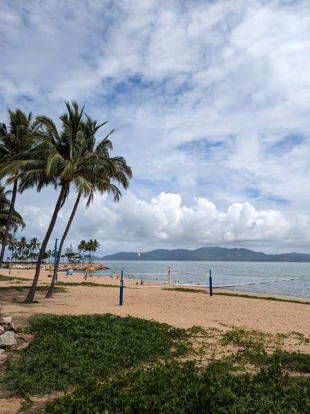 La playa de Townsville, con Magnetic Island y la red anti medusas en el fondo.