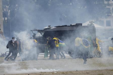 Manifestantes partidarios del expresidente brasileño Jair Bolsonaro atacan un vehículo blindado de la policía mientras asaltan el Palacio Planalto en Brasilia, Brasil, el 8 de enero del 2023
