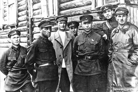 El canal Mar Blanco-Mar Báltico fue construido por presos del Gulag. En la imagen, Naftaly Frenkel (dcha.), director de las obras, con varios ingenieros y exprisioneros.