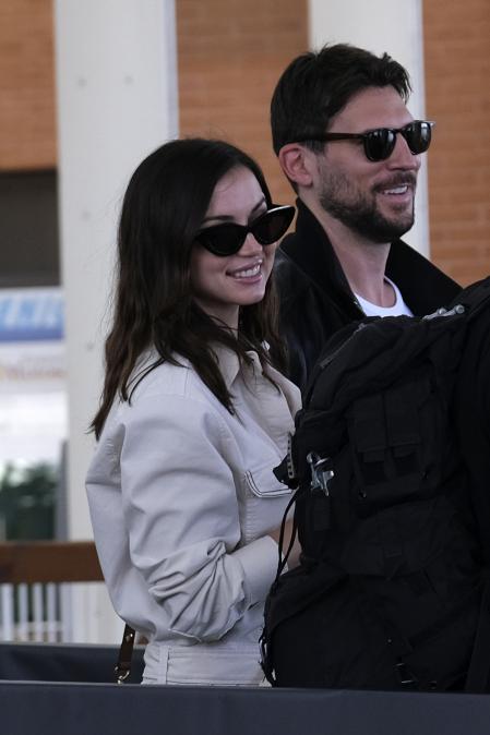 Ana de Armas y Paul Boukadakis.