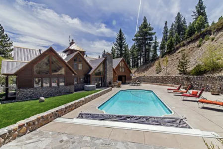 Piscina en el exterior.