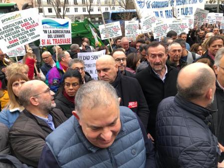Carlos González, alcalde socialista de Elx, y Joan Baldoví, diputado de Compromis, en las primera filas de la protesta.