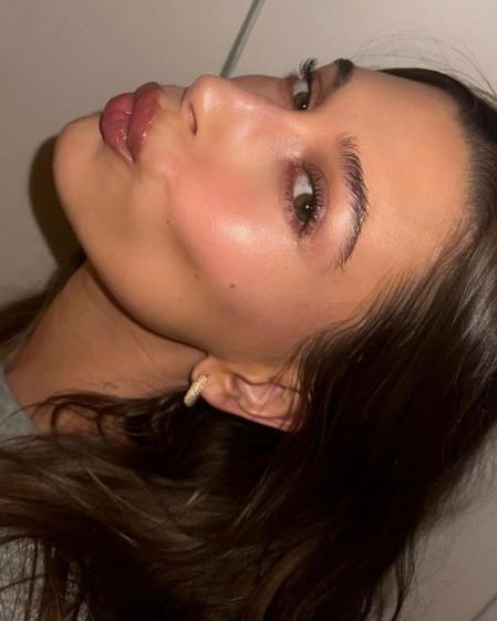 Hailey Bieber con los pendientes de aro de PDPAOLA