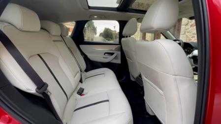 Las plazas traseras son amplias y cómodas, con mucho espacio para las piernas y la cabeza.&nbsp;