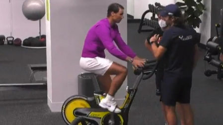 Rafa Nadal viralizó esta imagen subido a la bicicleta después de un exigente partido.