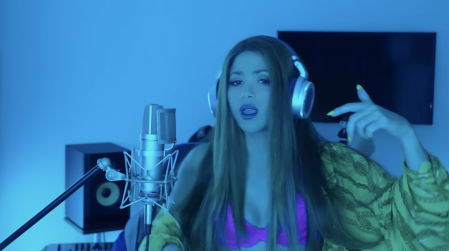 Shakira luce abierta la camiseta con estampado de cadenas