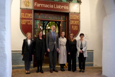 Los Reyes a la entrada de la Farmacia Llabrés, en el centro de Ciutadella, en Menorca, con los representantes de la Fundación Hesperia