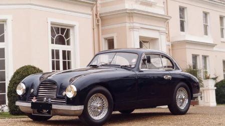 La saga de los Aston Martin DB (por David Brown) todavía sigue y va por su 12ª generación. En la foto, un DB2, su segundo modelo