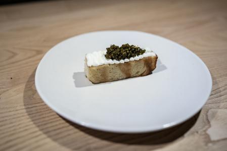 Brioche con mascarpone y caviar ahumado