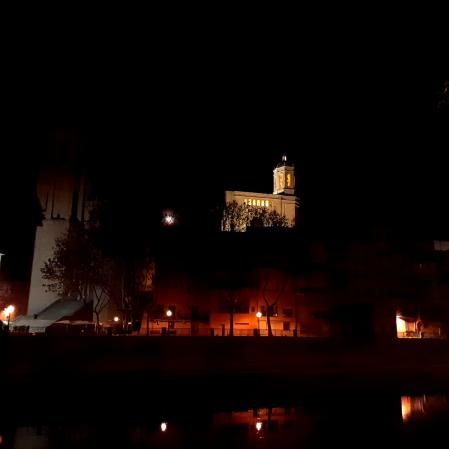 Catedral de Girona, iluminada de noche.