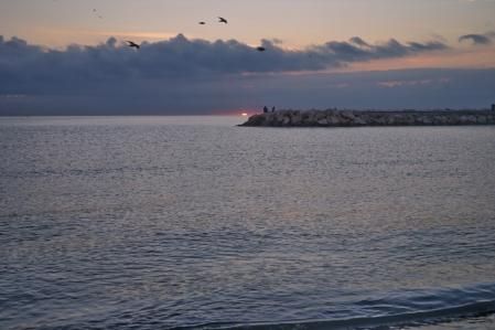 Sale el sol al amanecer frente a la costa de Fuengirola.
