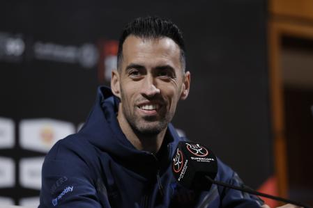 El centrocampista del FC Barcelona Sergio Busquets durante la rueda de prensa ofrecida este sábado en Riad