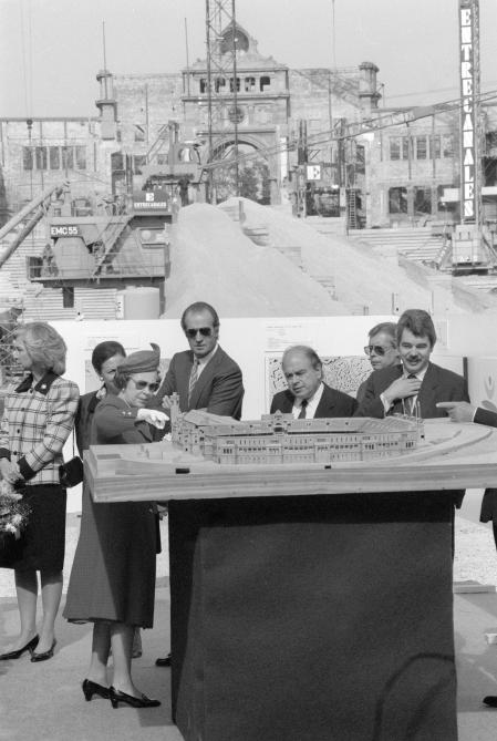 .La reina de Inglaterra, Isabel II, visitó España en octubre de 1988. En Barcelona  fue recibida por Maragall y Pujol
