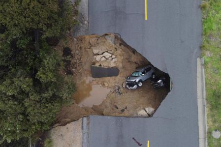 Several people had to be rescued after two vehicles fell into a sinkhole in Chatsworth, California, U.S., January 10, 2023.  REUTERS/David Swanson