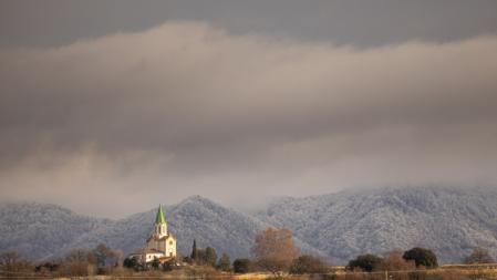 Santuario de Puig-agut con las montañas enharinadas de fondo.