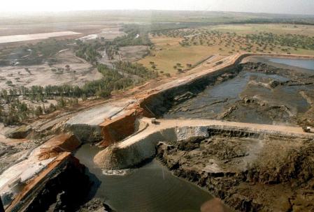 Foto de archivo de la balsa minera de Aznalcóllar tras quebrarse y provocar el vertido de cinco hectómetros de aguas ácidas y lodos tóxicos al río Guadiamar en