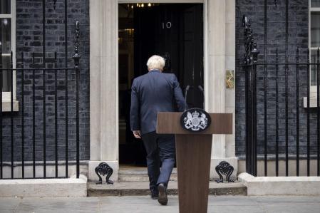 El exprimer ministro británico Boris Johnson regresa al número 10 de Downing Street tras anunciar su renuncia como 'premier'