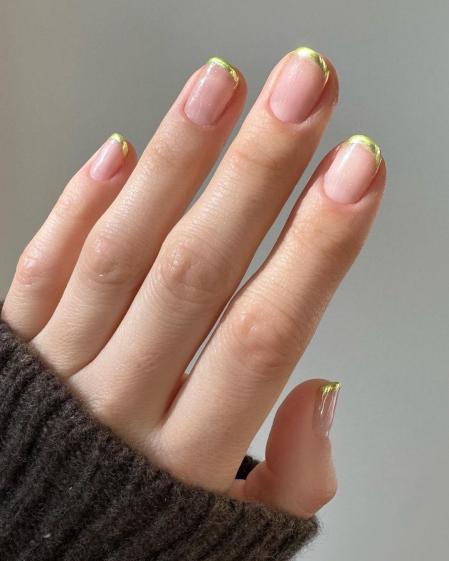 Manicura francesa con la línea dorada realizada por Betina Goldstein