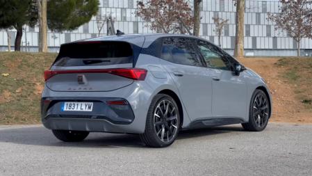 Esta versión sobrepotenciada y de mayor capacidad de batería apenas cambia estéticamente, salvo por la posibilidad de montar llantas de hasta 22" con neumáticos más anchos y frenos reforzados.&nbsp;