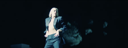 Miley Cyrus con el traje de Saint Laurent en el videoclip de 'Flowers'