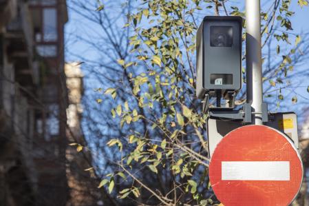 Un aparato radar se encarga de controlar la velocidad a la que circulan los vehículos&nbsp;