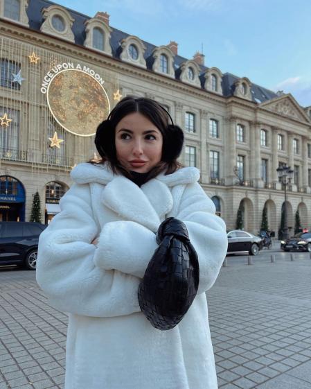 Alexandra Pereira con sus orejeras en París