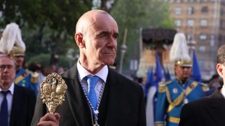 El alcalde de Sevilla, Antonio Múñoz, presidiendo el paso de palio de la Virgen de la Hiniesta durante una procesión de Semana Santa