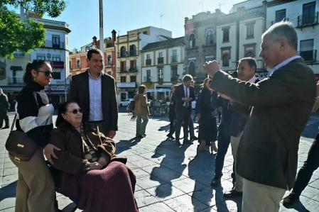 El candidato del PP a la Alcaldía, José Luis Sanz, fotografía a Moreno Bonilla con dos mujeres del barrio de Triana en una paseo electoral