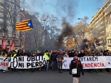 Manifestación de los CDR en Gran Via, mientras los manifestantes se dirigían al Consulado francés. (Àlex Tort)