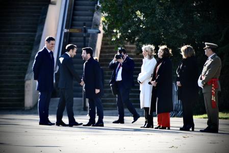 Macron saluda a Aragonès a su llegada a la cumbre hispano-francesa