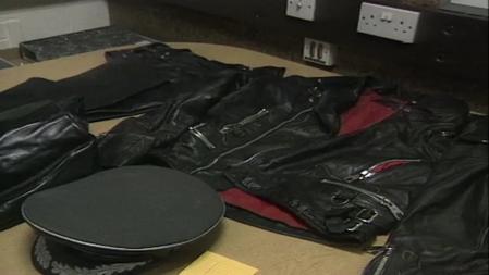 Parafernalia militar y nazi encontrada en la casa de Peter Moore