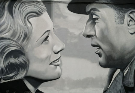 Mural cinematográfico en una de las fachadas del Cinema Flotats de Tornabous.