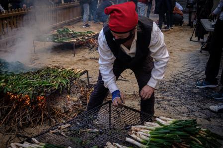 23012022 Valls primera Fiesta de la calçotada desde el inicio de la pandemia concurs de Menjar Calçots a la plaça del Pati i calçotada a la plaça de l’oli