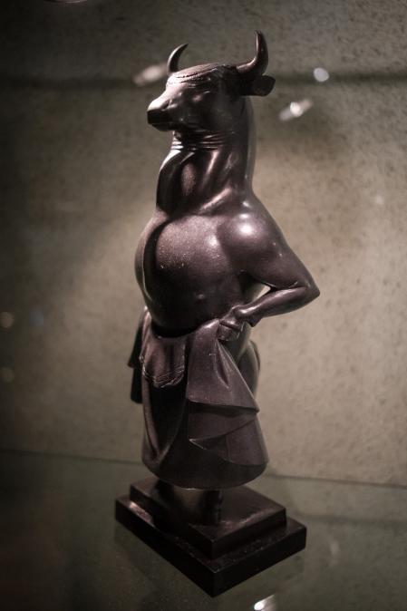 Visita a los almacenes del Museu Deu de El Vendrell, que almacena una colección de animales fantásticos del escultor Josep Granyer