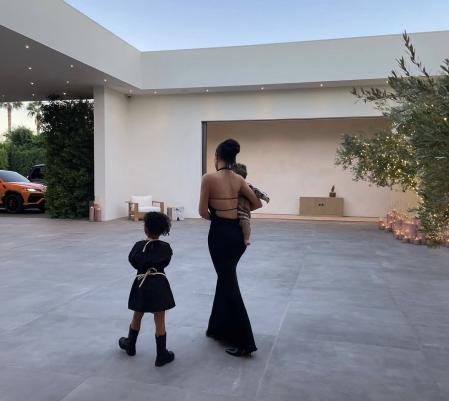 Kylie junto a sus hijos, Stormi y Aire