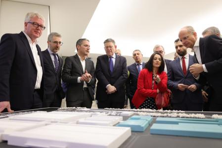 Ximo Puig y varios consellers de su ejecutivo con los directivos de PowerCo observando la maqueta de la gigafactoría alemana