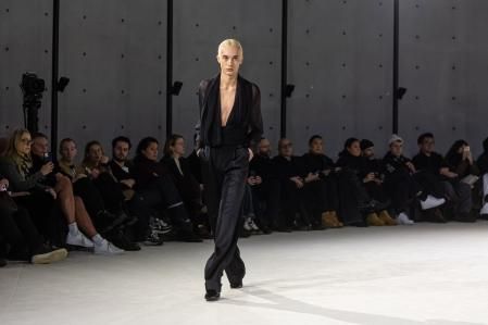 Un modelo luce una creación de Primavera/Verano 2023 de Saint Laurent durante el desfile de la firma en la Semana de la Moda de París