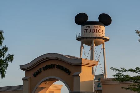 Torre de agua y arco de entrada a Walt Disney Studios en Disneyland Paris