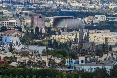 Vista aérea de Universal Studios, Warner Bros Studios y Disney Studios en Los Ángeles, California