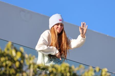Shakira posa ante los paparazzis con su nueva sudadera de la venganza
